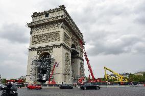The packaging of the Arc de Triomphe begins - Paris