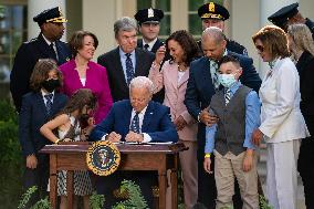 President Joe Biden Awards January 6 Police Officers Congressional Gold Medals