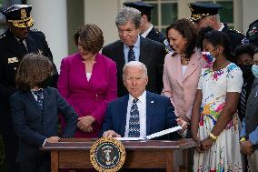 President Joe Biden Awards January 6 Police Officers Congressional Gold Medals