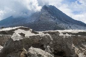 Daily-life Under Shadows Sinabung Eruption - Indonesia