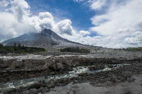 Daily-life Under Shadows Sinabung Eruption - Indonesia