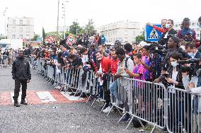 Supporters Await Lionel Messi's Arrival - Paris