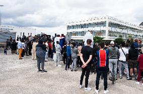 Supporters Await Lionel Messi's Arrival - Paris