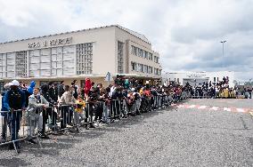 Supporters Await Lionel Messi's Arrival - Paris