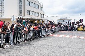 Supporters Await Lionel Messi's Arrival - Paris