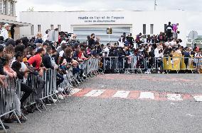 Supporters Await Lionel Messi's Arrival - Paris