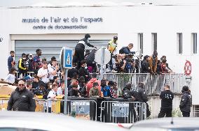 Supporters Await Lionel Messi's Arrival - Paris