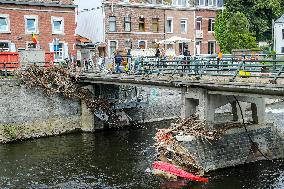Cleaning Of Banks By Citizens - Belgium