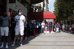 Lionel Messi's Jersey On Sale - Paris