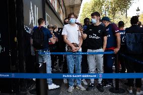 Lionel Messi's Jersey On Sale - Paris