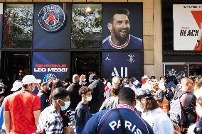 Lionel Messi's Jersey On Sale - Paris