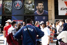 Lionel Messi's Jersey On Sale - Paris