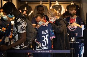 Lionel Messi's Jersey On Sale - Paris