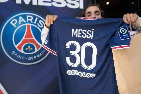 Lionel Messi's Jersey On Sale - Paris