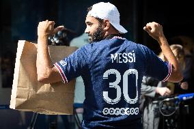 Lionel Messi's Jersey On Sale - Paris