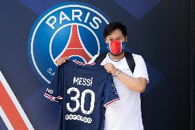 Lionel Messi's Jersey On Sale - Paris