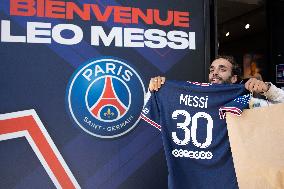 Lionel Messi's Jersey On Sale - Paris