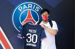 Lionel Messi's Jersey On Sale - Paris