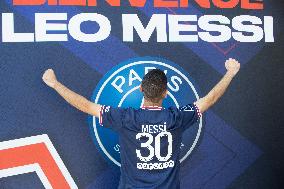 Lionel Messi's Jersey On Sale - Paris