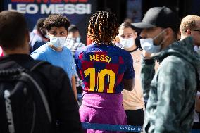 Lionel Messi's Jersey On Sale - Paris