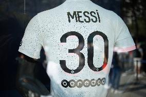 Lionel Messi's Jersey On Sale - Paris