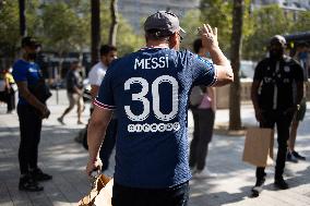 Lionel Messi's Jersey On Sale - Paris