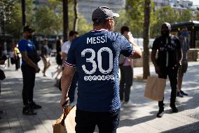 Lionel Messi's Jersey On Sale - Paris