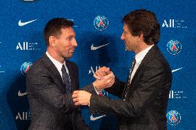 Lionel Messi Unveiling Press Conference - Paris