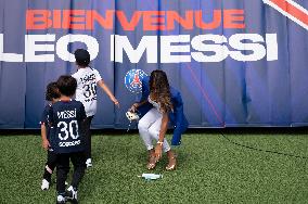 Lionel Messi Unveiling Press Conference - Paris