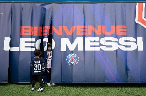 Lionel Messi Unveiling Press Conference - Paris