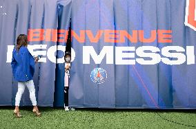 Lionel Messi Unveiling Press Conference - Paris