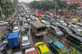 Traffic jams return to Dhaka streets due easing lockdown