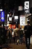 CORRECTED: Tokyo to lift COVID curbs on eateries as infections drop