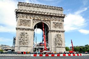 The Arc De Triomphe In Preparation Before Being Packed - Paris