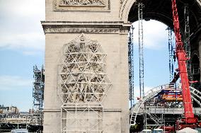 The Arc De Triomphe In Preparation Before Being Packed - Paris