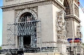 The Arc De Triomphe In Preparation Before Being Packed - Paris