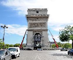 The Arc De Triomphe In Preparation Before Being Packed - Paris