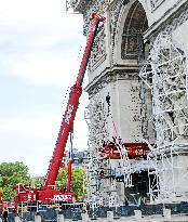 The Arc De Triomphe In Preparation Before Being Packed - Paris