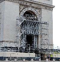 The Arc De Triomphe In Preparation Before Being Packed - Paris