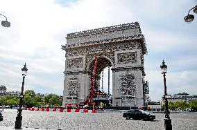 The Arc De Triomphe In Preparation Before Being Packed - Paris