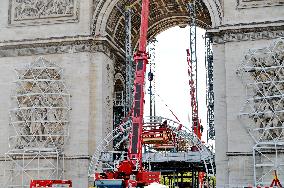 The Arc De Triomphe In Preparation Before Being Packed - Paris