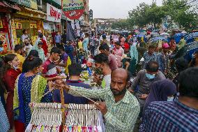People Throng A Market Despite Covid-19 Spread - Bangladesh