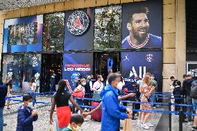 Messi's Jersey Out Of Stock At The PSG Store - Paris