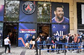 Messi's Jersey Out Of Stock At The PSG Store - Paris