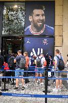 Messi's Jersey Out Of Stock At The PSG Store - Paris