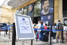 Messi's Jersey Out Of Stock At The PSG Store - Paris