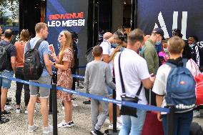 Messi's Jersey Out Of Stock At The PSG Store - Paris