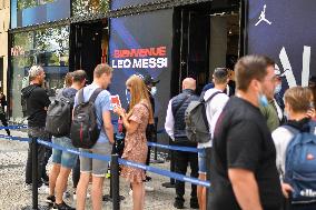 Messi's Jersey Out Of Stock At The PSG Store - Paris