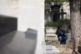 Illustrations Of The Pere Lachaise Cemetery - Paris