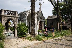 Illustrations Of The Pere Lachaise Cemetery - Paris